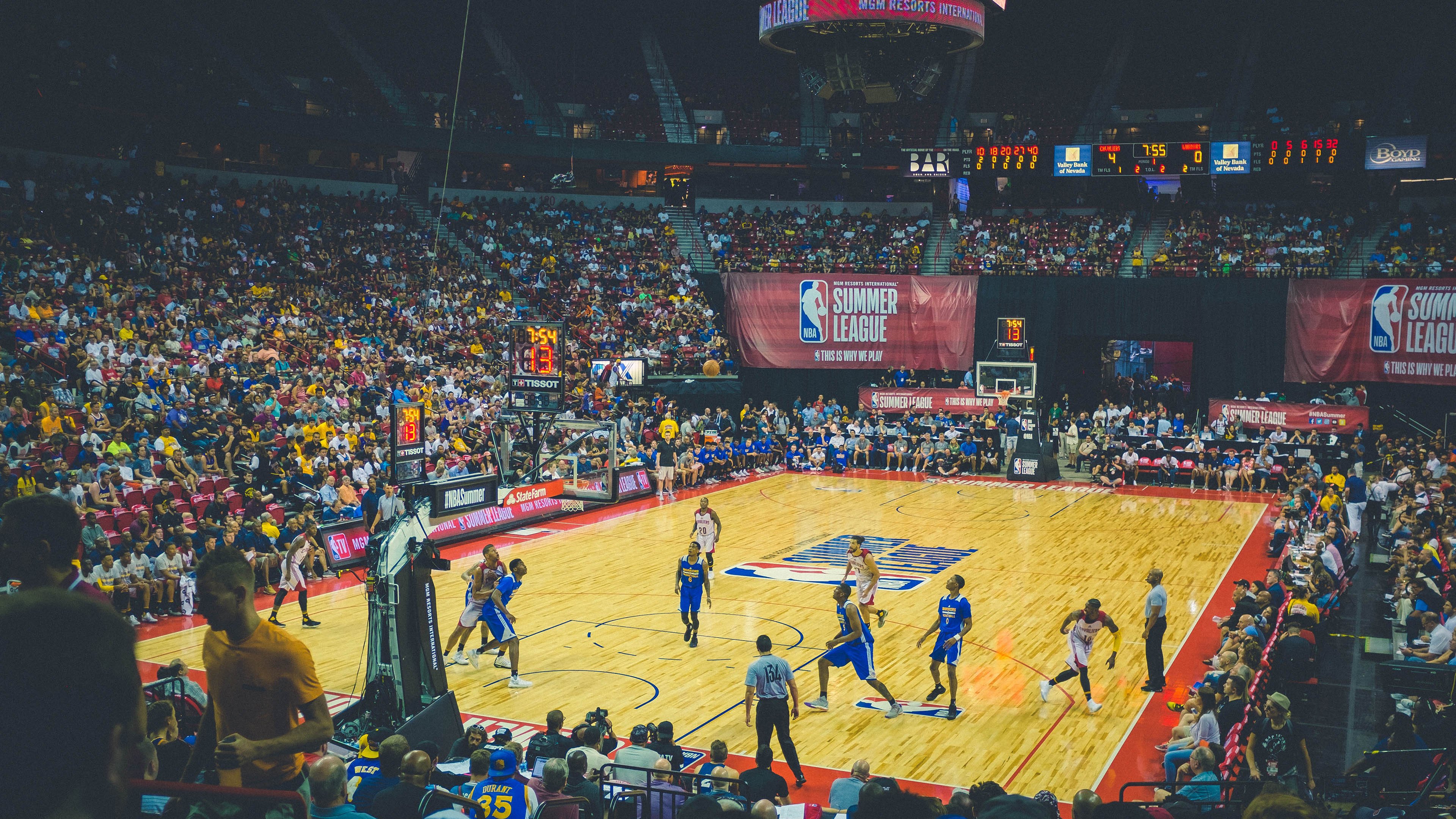 教练现场调整站位指令迅速传达战术执行效率持续上升,教练临场指挥